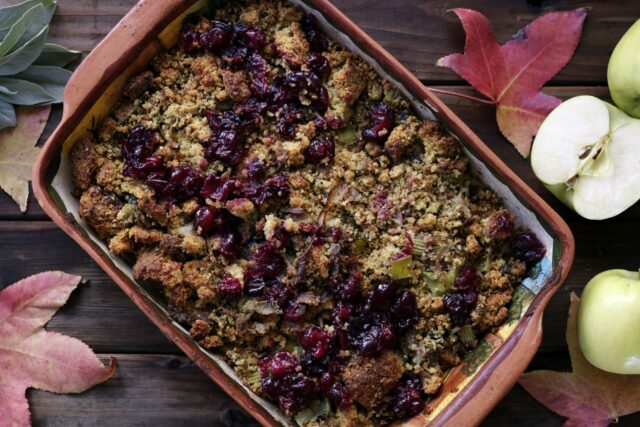 crumble de manzana en fuente triangular