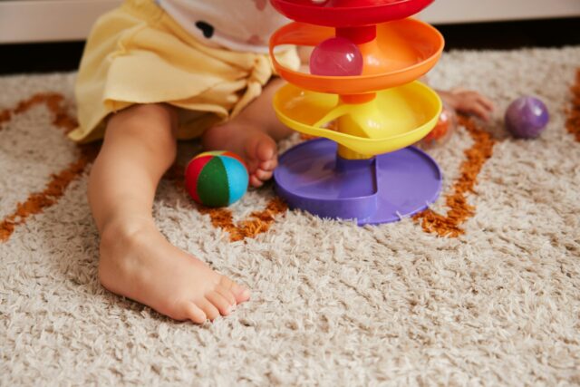 bebé jugando con juguete de plástico